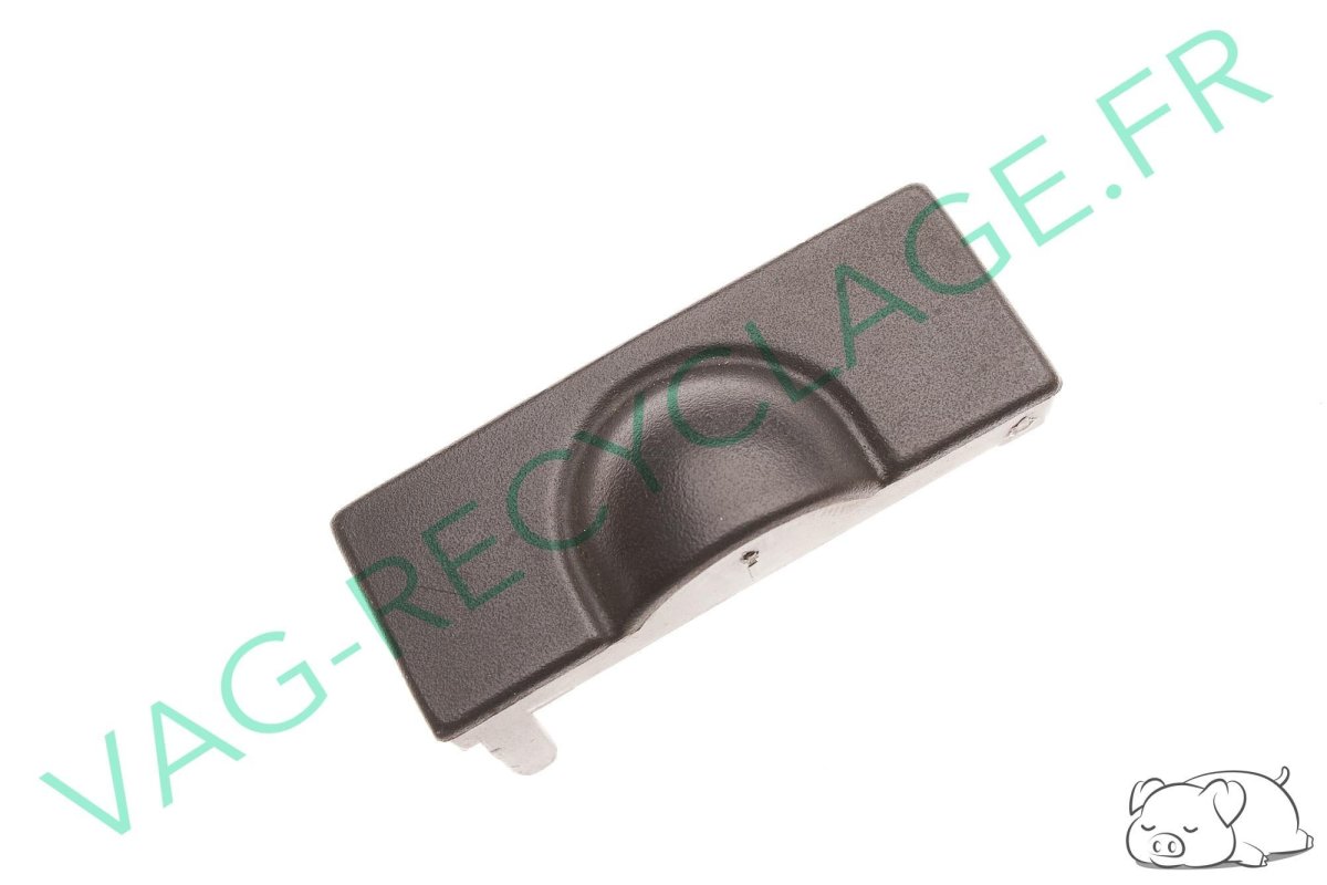 Cache gauche sous grille de ventilation centrale 1H6819741A Golf 3 Vento - Image 1