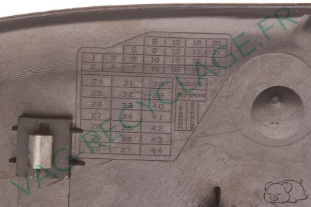 Cache gauche tableau de bord / boite à fusible 8D0857085AN Audi A4 B5 / RS4 B5 - Image 4